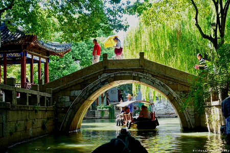 Brücke in Suzhou mit Gondel auf Fluss