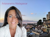 Portraitfoto von Saarlandbüroleiterin Angelique Steffeck mit Madagaskar im Hintergrund